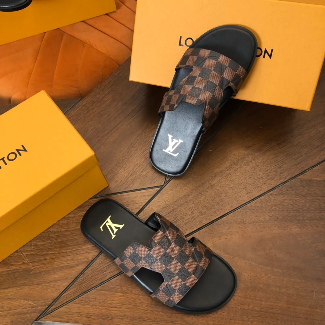 Factory price: 270💰LV counters are selling new brand luxury men's slippers, casual, loose and comfortable. The must-have model in the picture above [Happy][Happy], multiple colors available Size: 38-44, customized 45